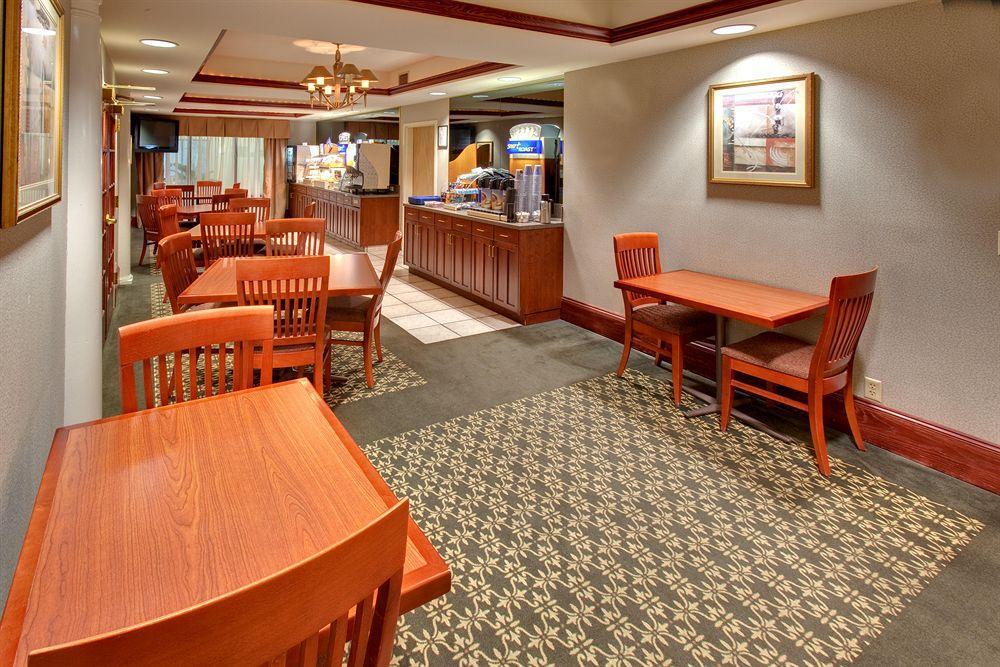 Holiday Inn Express Cedar Rapids - Collins Road By Ihg Ресторан фото